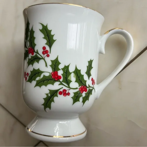 VINTAGE 1986 ALL THE TRIMMINGS 9 oz HOLLY & BERRIES Footed PORCELAIN MUG Cup - Picture 9 of 14